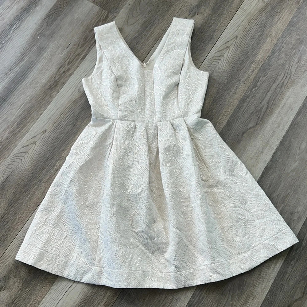 Off White | Metallic V Neck Fit & Flare Sleeveless Covington Cocktail Dress Sz 8